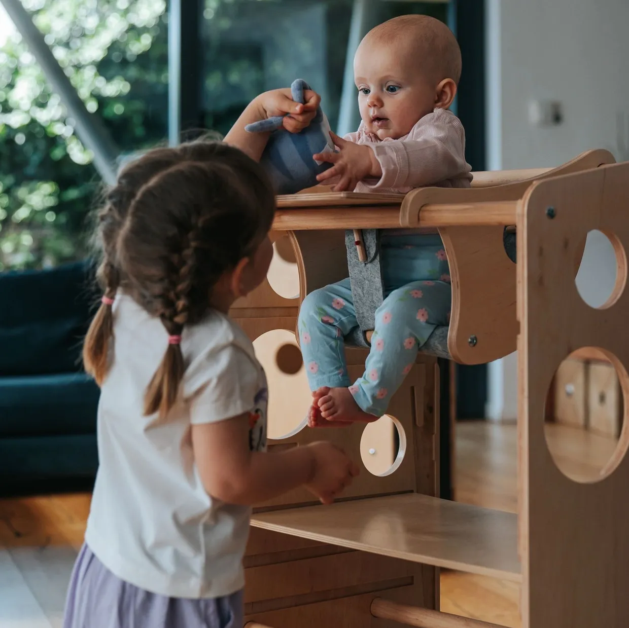 Balançoire pour bébé et réhausseur.