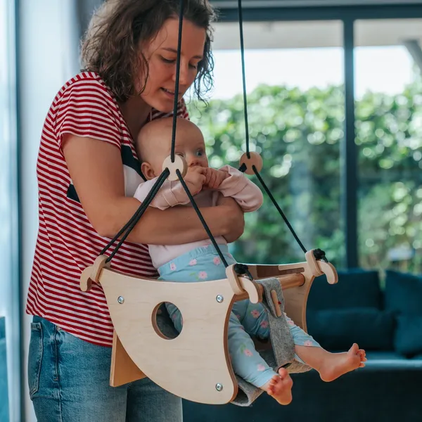 Balançoire pour bébé et réhausseur.