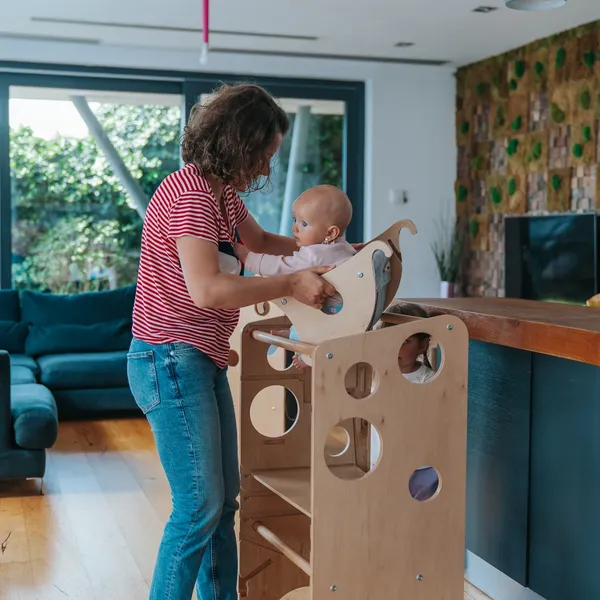 Balançoire pour bébé et réhausseur.